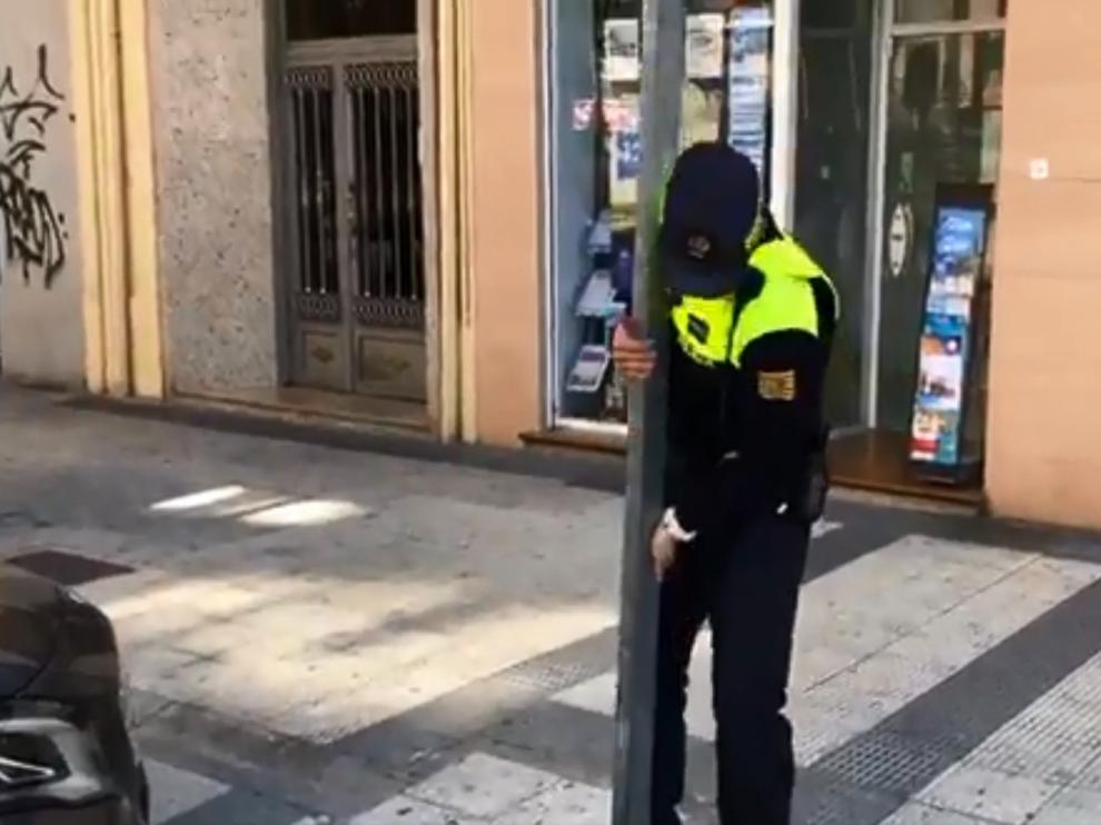 Un policía local advierte del riesgo de aparcar la bici junto a señales de tráfico, lo cual está prohibido.