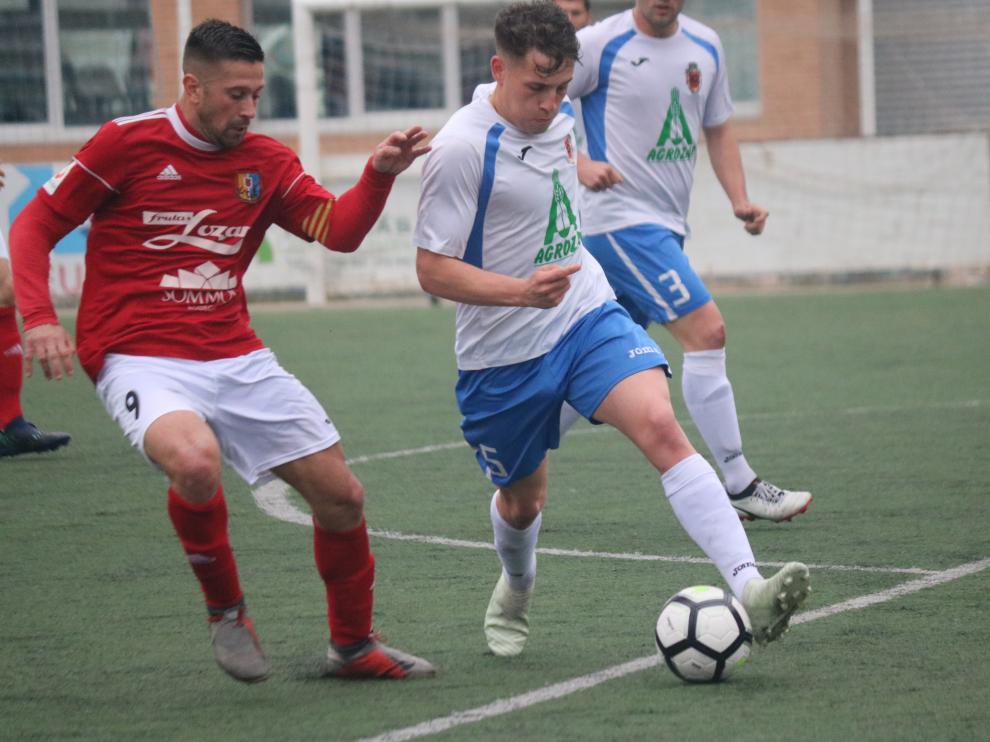 César, delantero del Fraga, presionando aun rival del Fuentes.