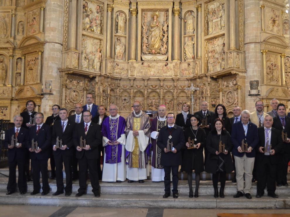 Todos los hermanos mayores de las cofradías junto a los obispos.