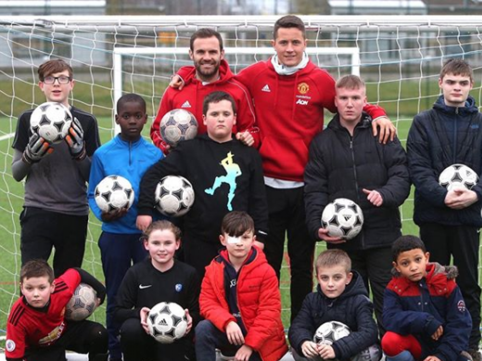 Ander Herrera con los niños de la Fundación del Manchester United.