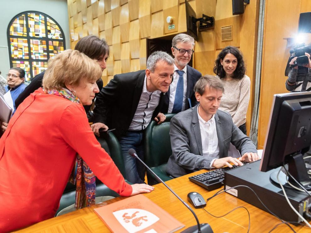 Sorteo de los miembros de las mesas electorales, este lunes en el Ayuntamiento de Zaragoza.