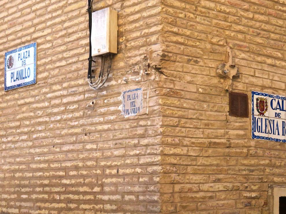 Algunas de las antiguas placas, en una calle de Villamayor.