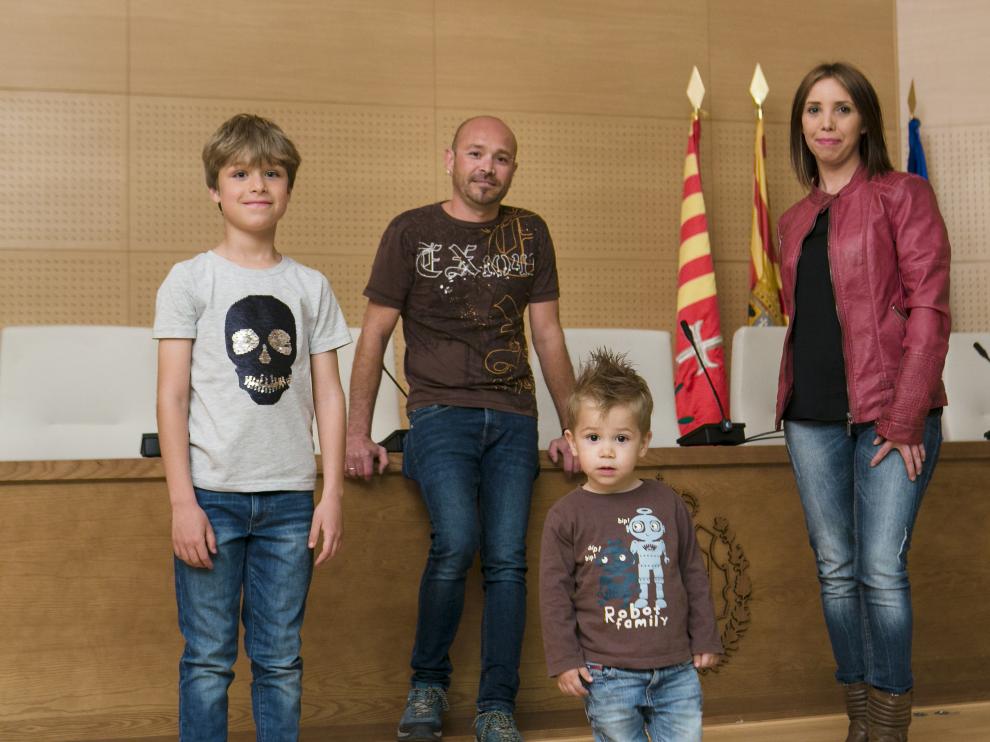 Astrid y Javier, con Pablo y el pequeño Acher, en el ayuntamiento.