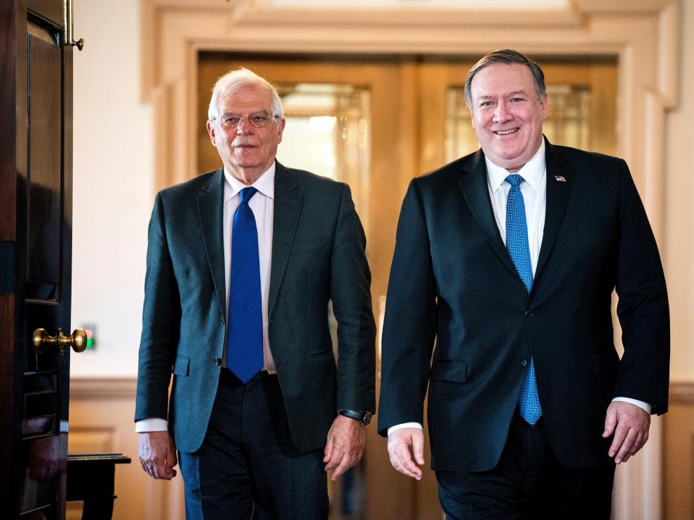 El ministro español de Exteriores, Josep Borrell (izq), y el secretario de Estado de EE.UU., Mike Pompeo (dcha), a su llegada para ofrecer declaraciones a la prensa tras reunirse este lunes en el Departamento de Estado, en Washington, DC