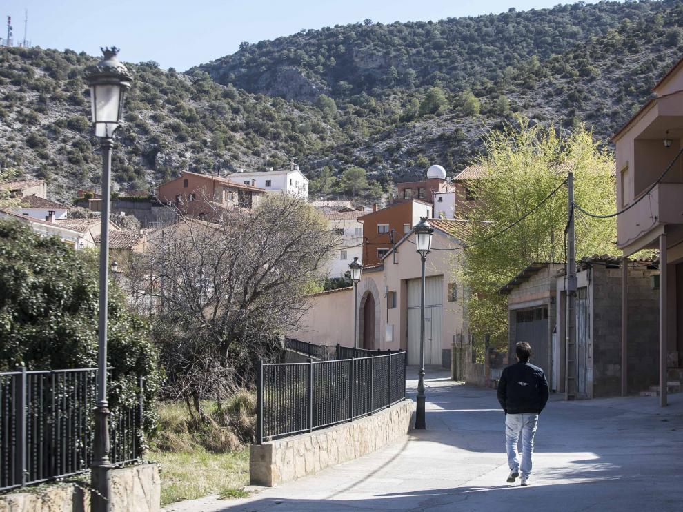Para llegar a esta localidad en el sur de Teruel hay que pasar en algún momento por Valencia o Cuenca; la apuesta local es el turismo de naturaleza, con los Estrechos del río Ebrón como joya.