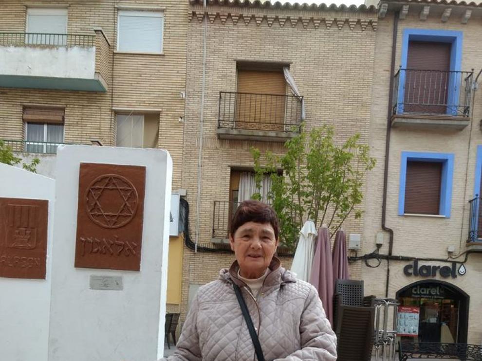 Carmen Gaspar, con su pancarta, frente al ayuntamiento.