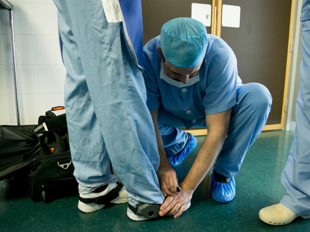 Médicos del clínico prueban los exoesqueletos.