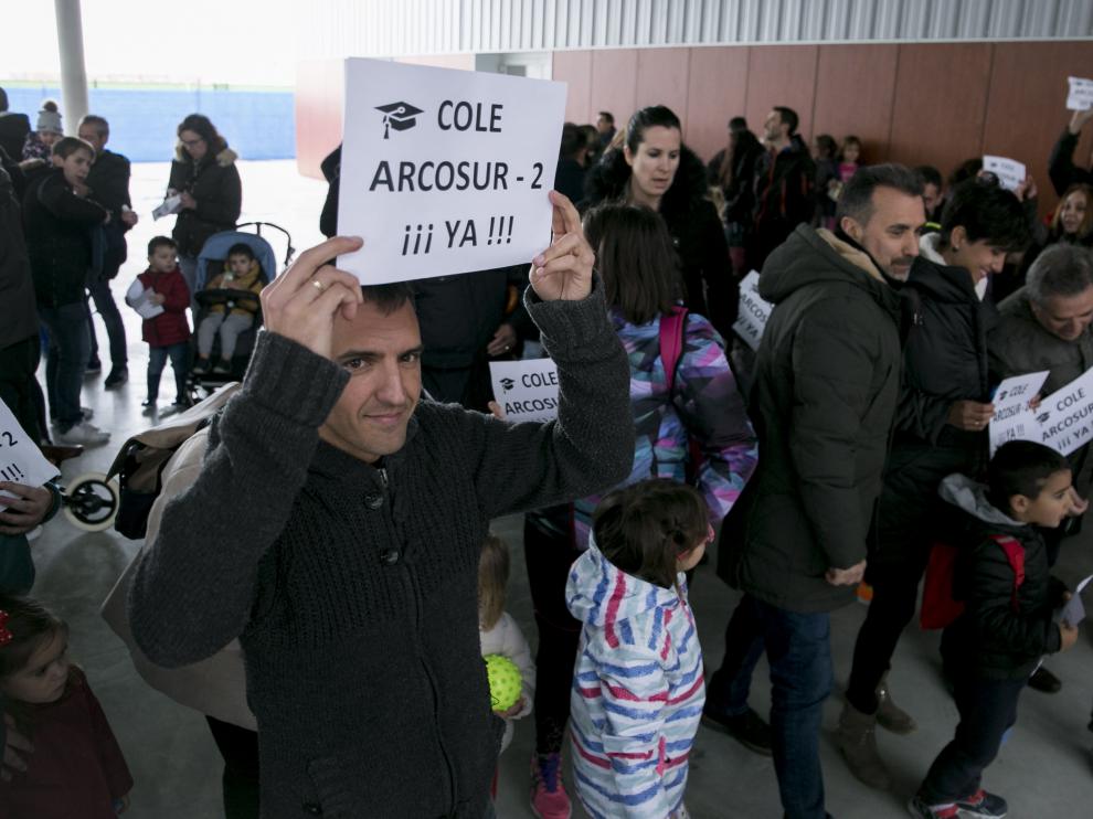 Familias de Arcosur se concentraron ayer para reclamar la construcción de un nuevo colegio para el barrio.