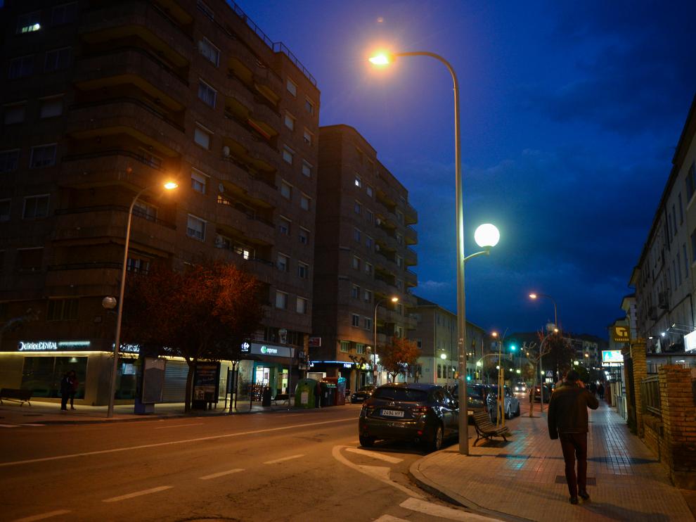 Las luminarias esféricas de la Avenida de Sagunto, entre las primeras que se renovarán.