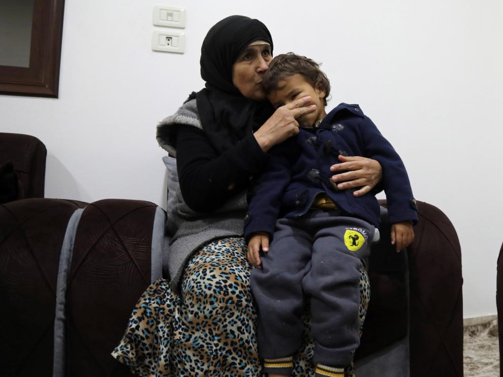 Latifa, junto a uno de los pequeños.