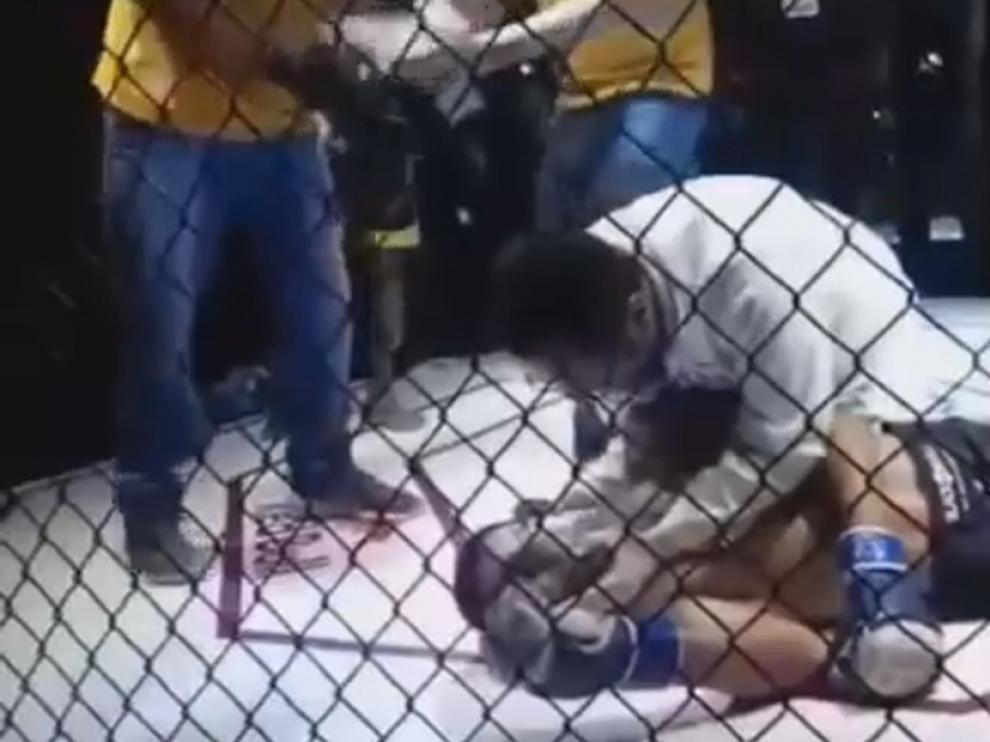 Mateus Fernandes, en la lona tras los golpes que recibió.