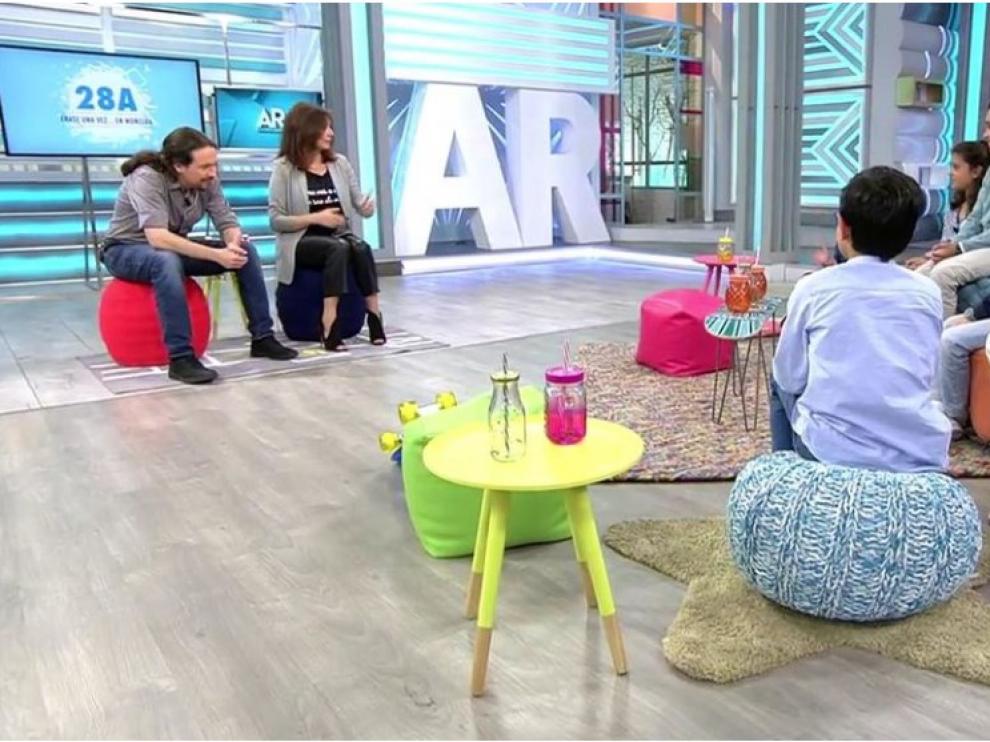 Pablo Iglesias, con sus jóvenes entrevistadores, en el programa de Ana Rosa.