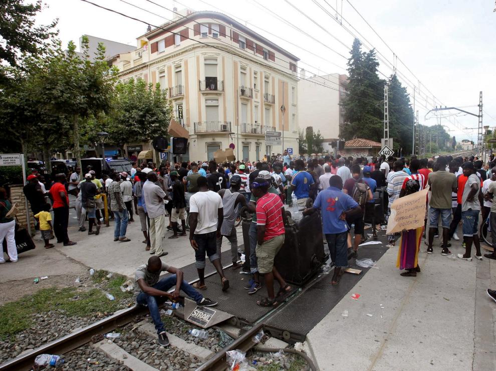 Una manifestación de unos inmigrantes en la línea ferroviaria en Salou en 2015, en una foto de archivo.