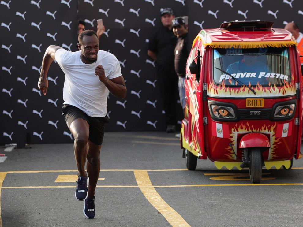 Usain Bolt dejó atrás al mototaxi desde el pistoletazo de salida.