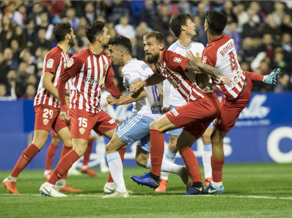 Melé de jugadores en el Real Zaragoza-Almería en La Romareda hace 20 días. Los almerienses jugarán este sábado en el campo del Extremadura.