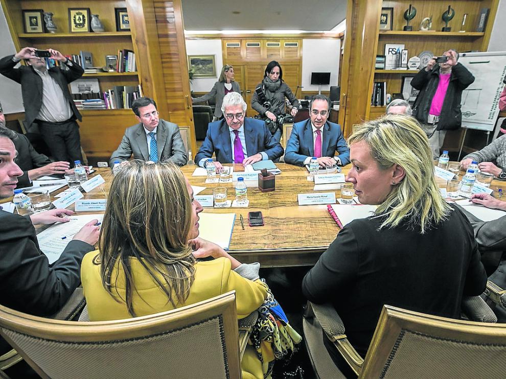 Gastón (de espaldas), frente a los representantes de Endesa en una de sus últimas reuniones
