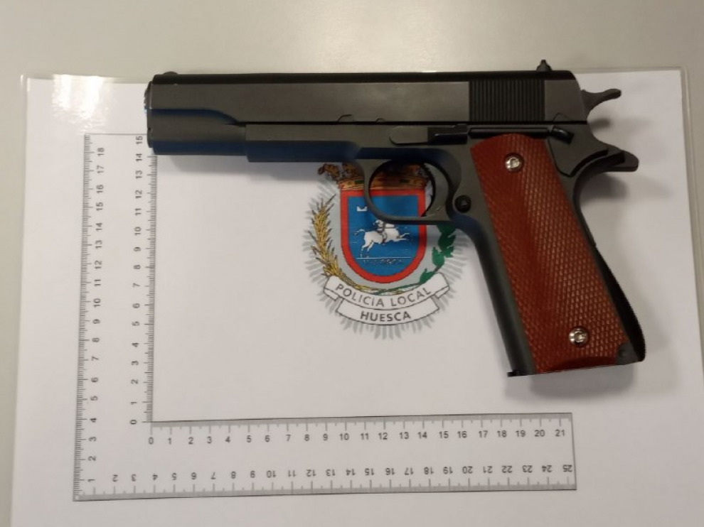 Arma incautada por la Policía Local de Huesca.