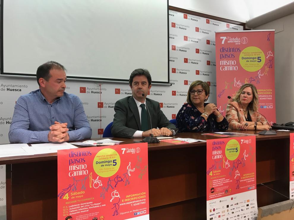 De izquierda a derecha, Luis Martínez, Luis Felipe, Elisa Sancho y Beatriz Calvo, en la presentación de la 7ª Marcha Aspace Huesca.