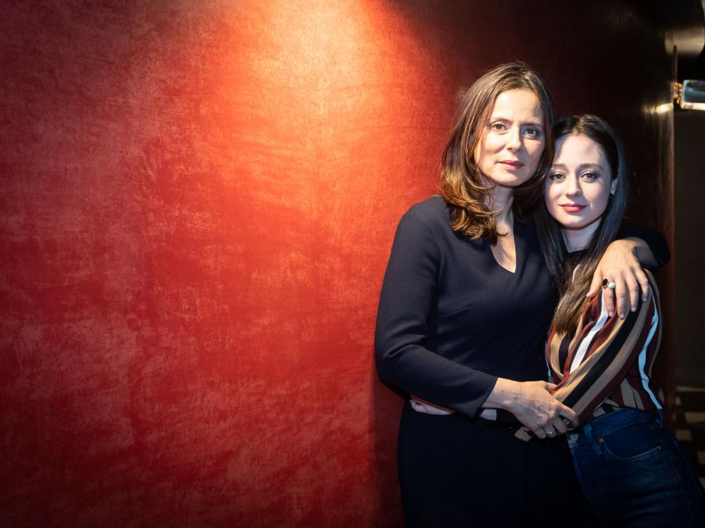 Elena Rivera (dcha.) posa junto a Aitana Sánchez-Gijón en el Teatro Principal de Zaragoza