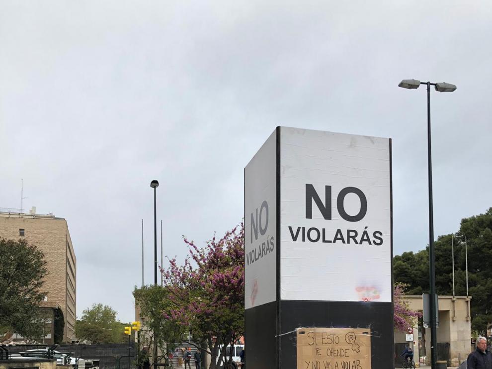 La obra "No violarás" instalada en la plaza de San Francisco de Zaragoza.