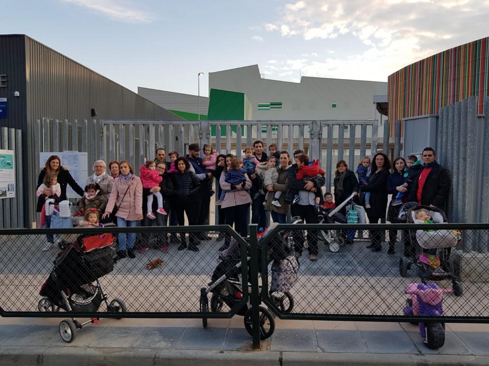 Las 25 familias de niños que no han entrado en el colegio San Jorge, frente al centro.