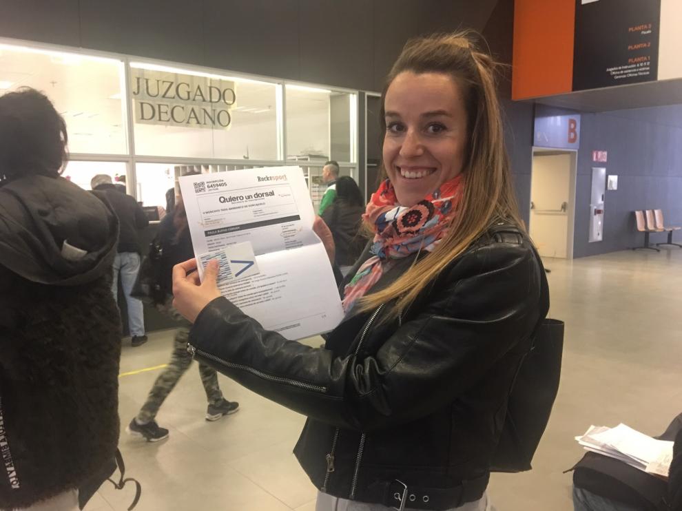 La atleta Paula Bueno, 'Paulatinamente' en la Ciudad de la Justicia de Zaragoza presentando su excusa ya que corre el día de las elecciones generales