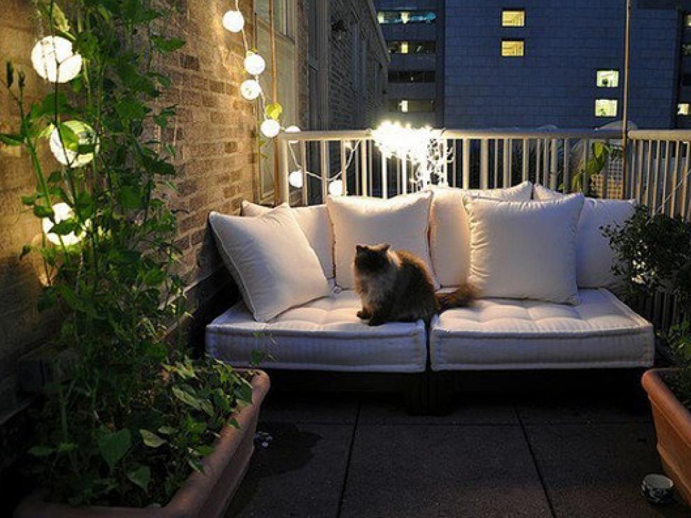 Una idea luminosa para decorar el balcón