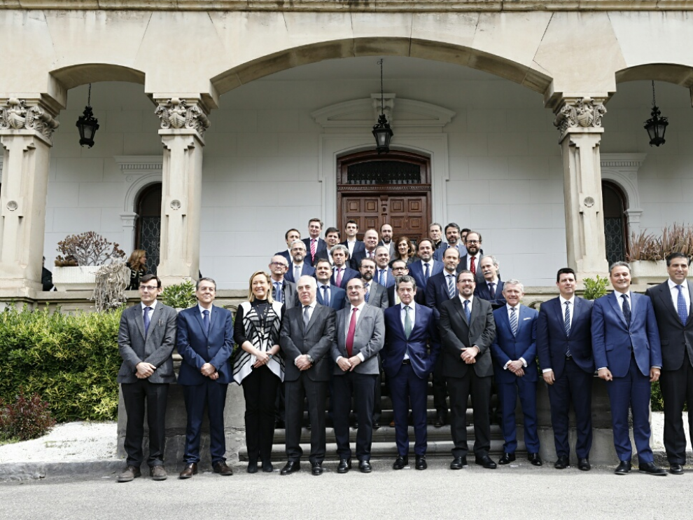 Los directivos de las principales empresas de fabricantes de coches del país se han reunido en Zaragoza invitados por el Gobierno de Aragón e Ibercaja para hablar de la movilidad del futuro. Foto de familia de todos ellos.