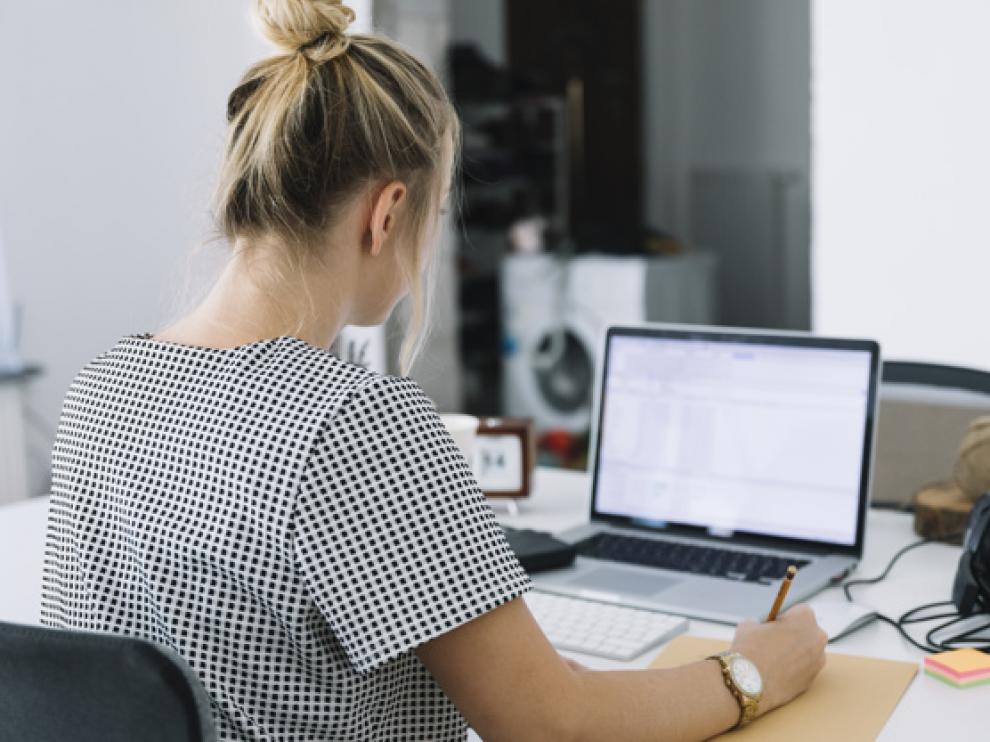Se priman los nuevos yacimientos de empleo, como los servicios a dependientes, y las relacionadas con las nuevas tecnologías, la sociedad de la información o los servicios culturales y de ocio.