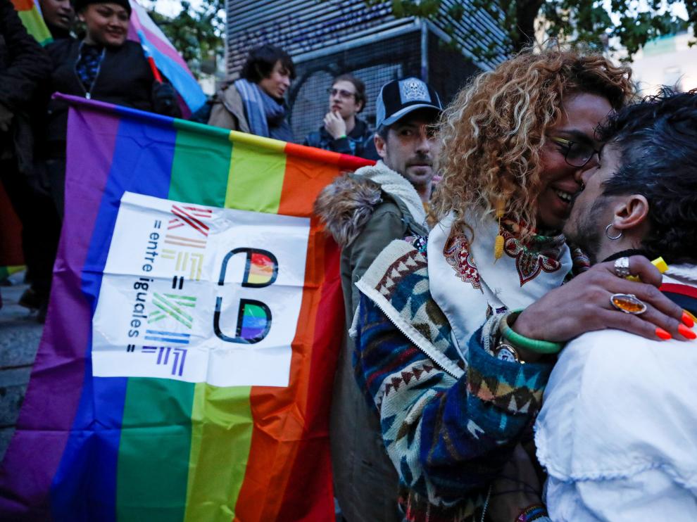 'Besada' en Madrid para denunciar que el amor "no se cura".