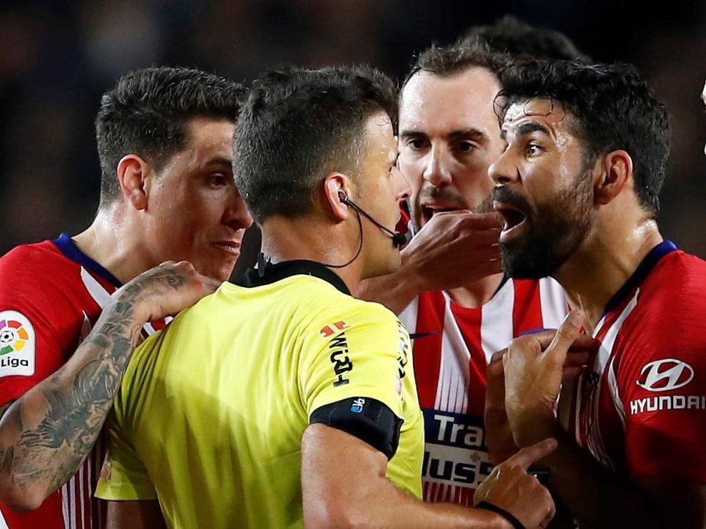 Diego Costa protesta una jugada al colegiado Jesús Gil Manzano.