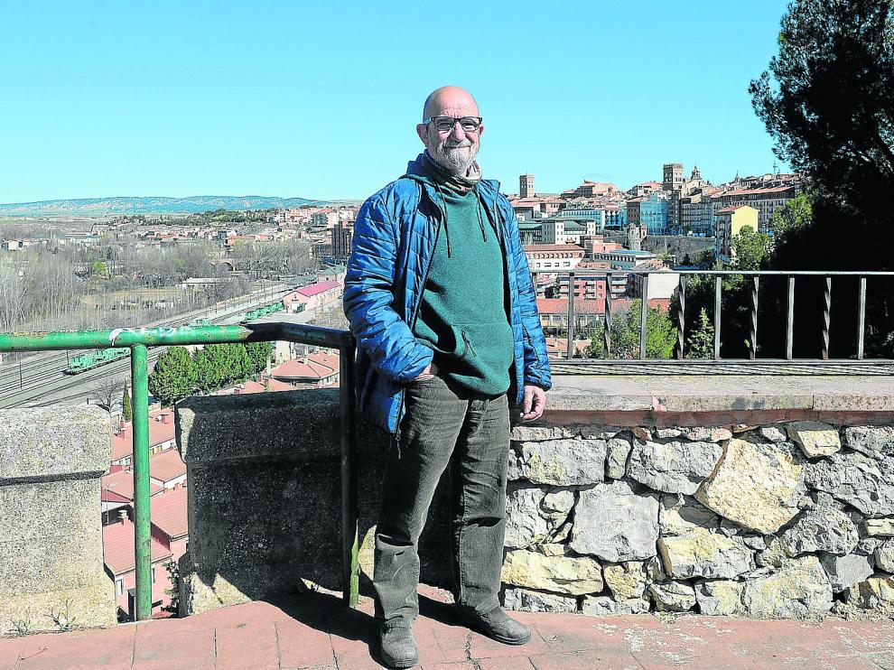 El portavoz de Teruel Existe y presidente de la Federación de Asociaciones de Vecinos, Pepe Polo, con la capital turolense al fondo.