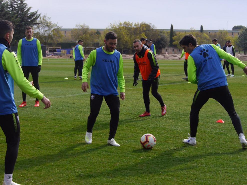 La SD Huesca entrenó en el IES Pirámide antes de partir hacia Valencia.