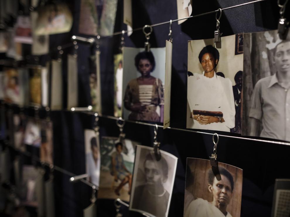 Imágenes de los asesinados en el genocidio de 1994 en Ruanda expuestas en el Centro Memorial de Kigali.