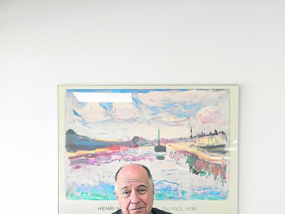 José Juan Toharia, siempre rodeado de documentación.
