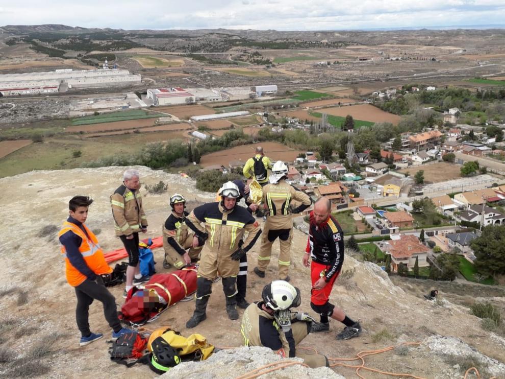 Los bomberos de la DPZ han utilizado técnicas de rescate vertical para socorrer al ciclista herido en Cadrete.