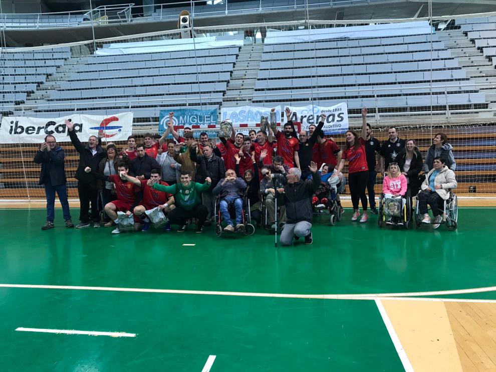 El BM Huesca B celebra su éxito en la final a cuatro de la Segunda Nacional.