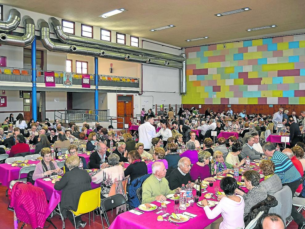 La jornada festiva culminó con una comida popular a la que asistieron más de 400 personas