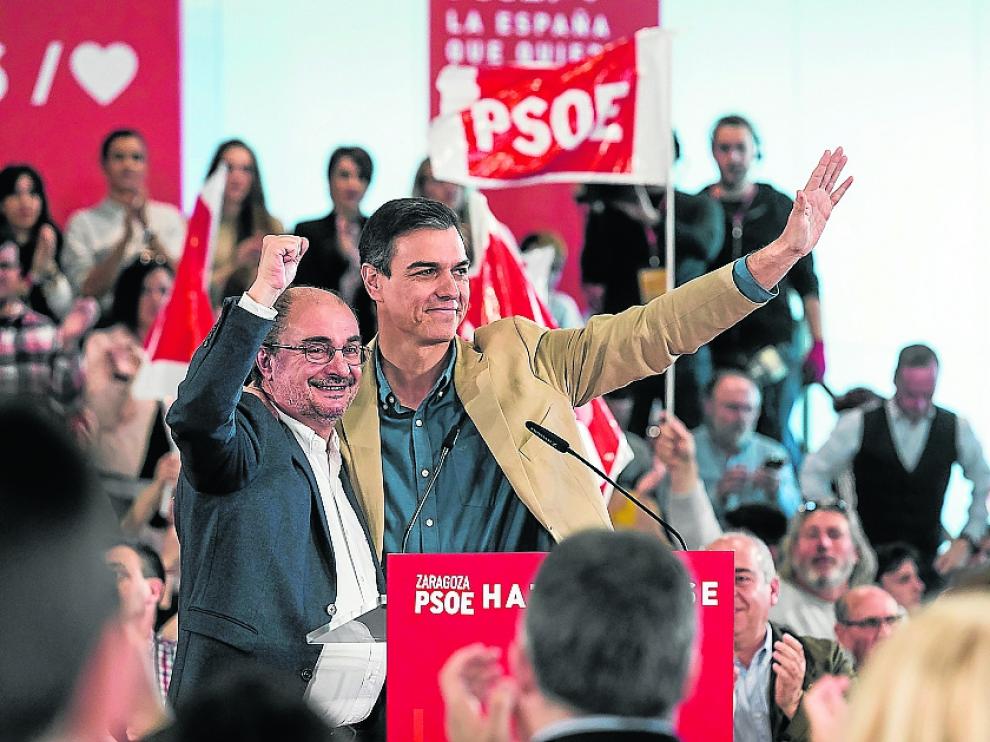 Lambán y Sánchez, en el escenario, antes de comenzar el mitin.