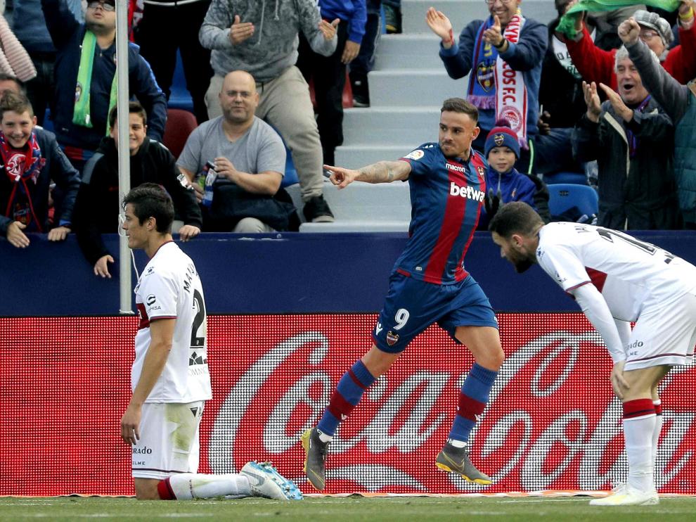 Roger celebra el gol que ha marcado a la SD Huesca en el Ciudad de Valencia.