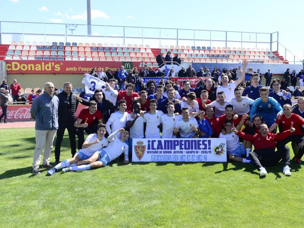 Los jugadores y cuerpo técnico posan tras conseguir el título de campeón