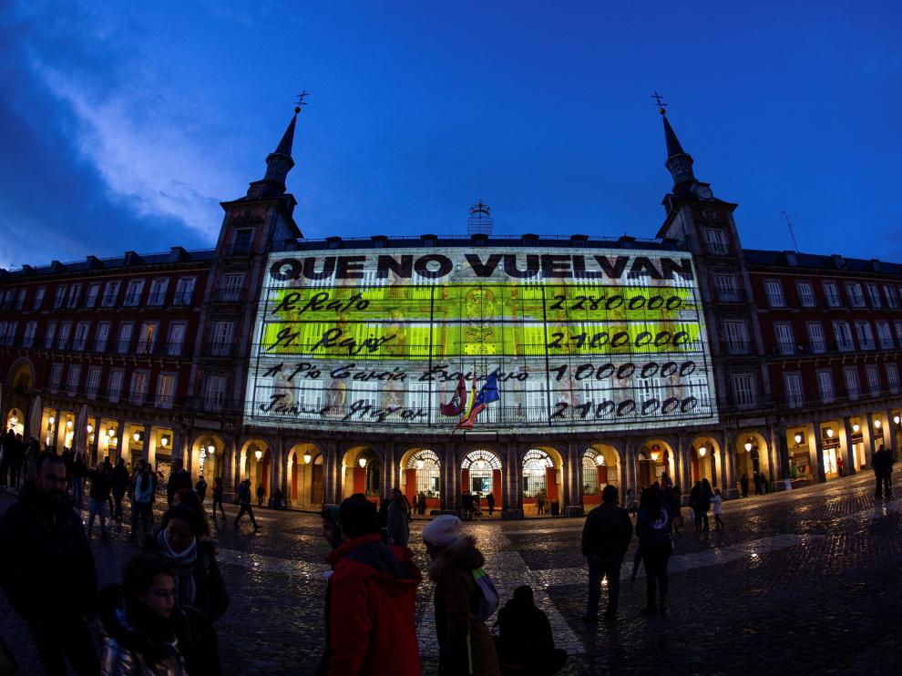 Proyección de un vídeo sobre los papeles de Bárcenas en la plaza Mayor de Madrid.