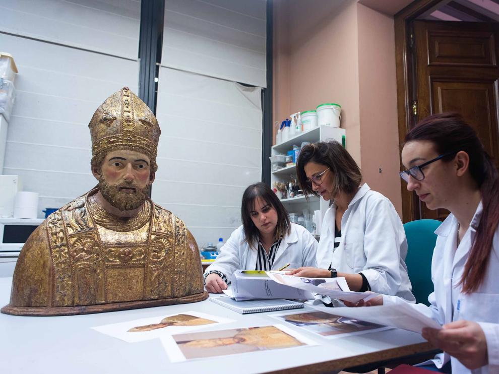María Berges, Nuria Moreno y Cristina Bardají, junto al busto recién restaurado