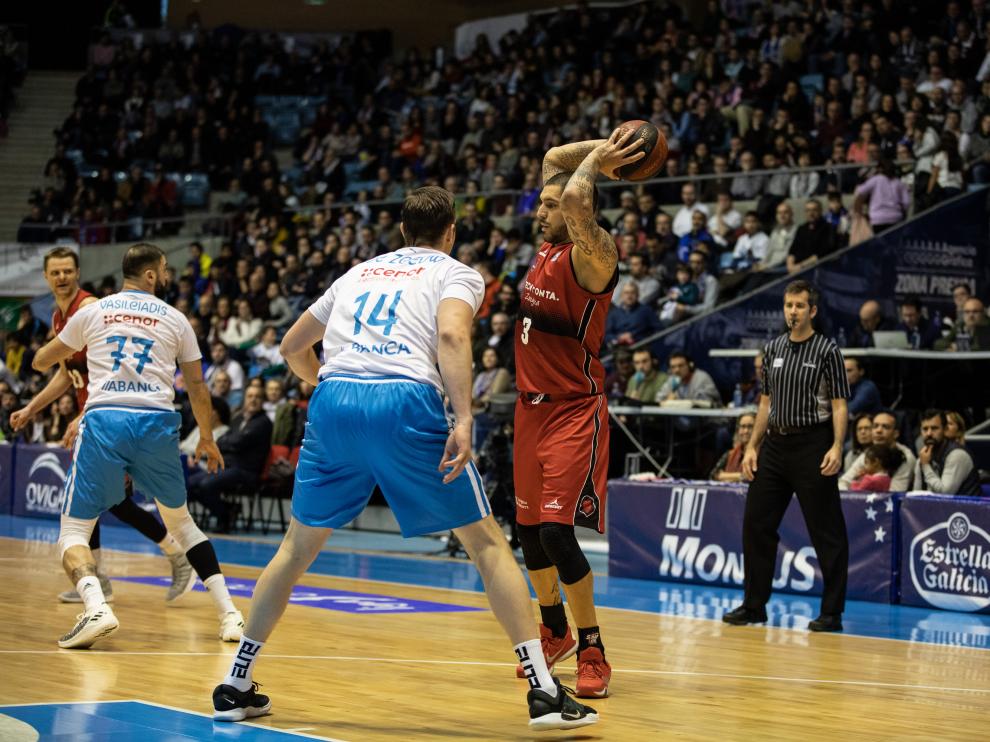 Nacho Martín, en un ataque del Tecnyconta en la pista del Obradoiro.