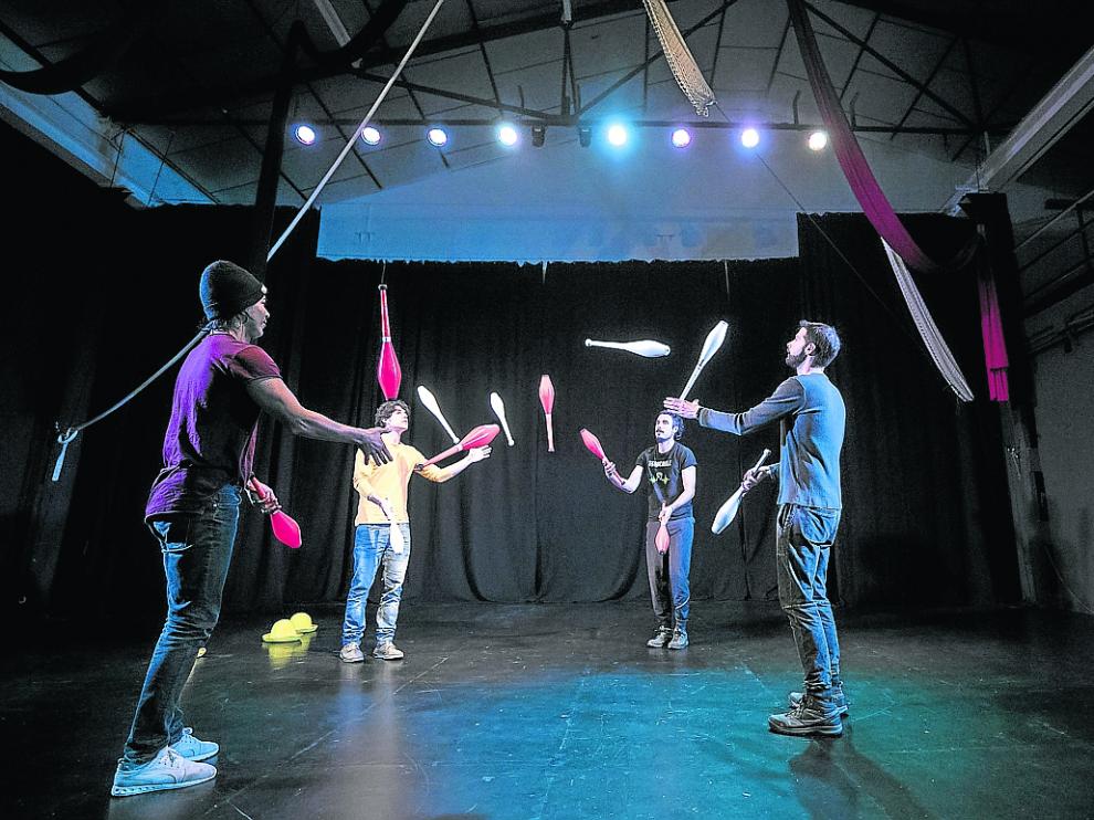 Un grupo de malabaristas, entre ellos Los Kepler, ensayando en La Casa del Circo.