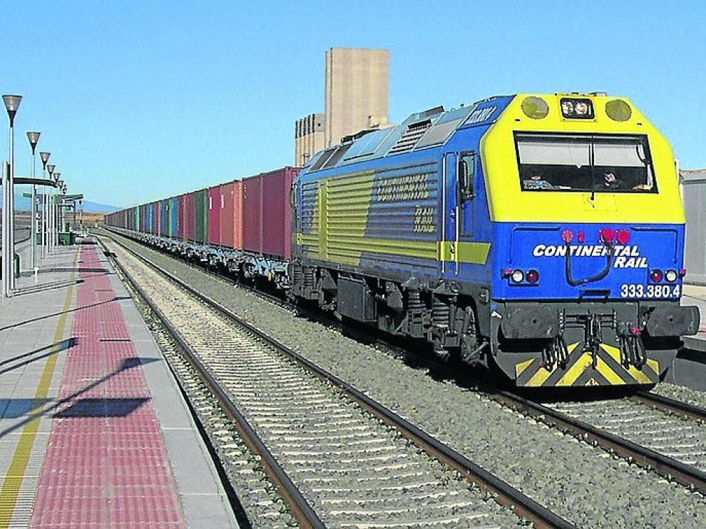 Un tren de contenedores de Continental Rail, a su paso por la estación de Cariñena