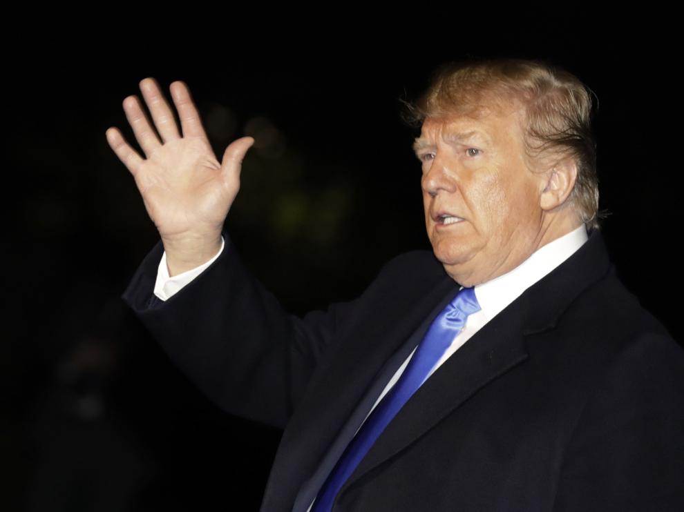 WAPG2019040605. Washington, Dc (United States), 07/04/2019.- US President Donald J. Trump waves as he walks on the South Lawn upon his return to the White House from Las Vegas, Nevada; in Washington, DC, USA, 06 April 2019. (Estados Unidos) EFE/EPA/YURI GRIPAS / POOL US President Donald J. Trump returns to the White House