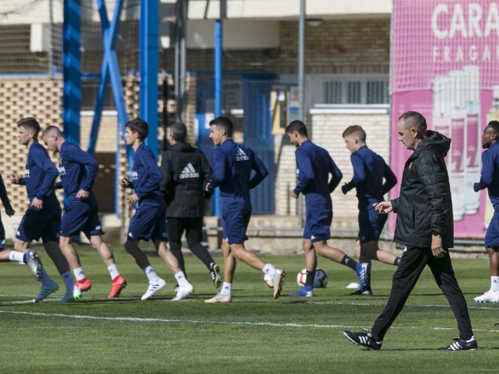 Víctor Fernández, pensativo, en el entrenamiento del Real Zaragoza antes de viajar a Cádiz.
