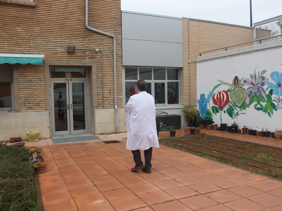 Alfonso Pérez Poza, Sociedad Aragonesa y Riojana de Psiquiatría (SARP), entrando al Hospital de Día de Psiquiatría del Hospital Miguel Servet.