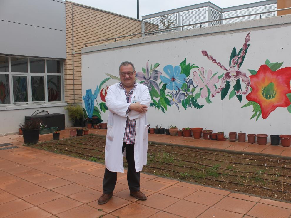 El psiquiatra Alfonso Pérez Poza, presidente de la Sociedad Aragonesa y Riojana de Psiquiatría (SARP), en el Hospital de Día de Psiquiatría del Miguel Servet de Zaragoza.
